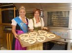 Mühldorfer Volksfestkönigin: Die Königin bei der Bäckerei Löw