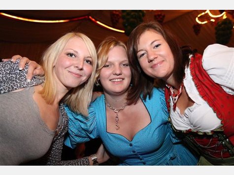 B&uuml;hnenshow im Weinzelt