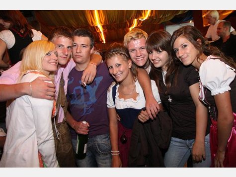 B&uuml;hnenshow im Weinzelt
