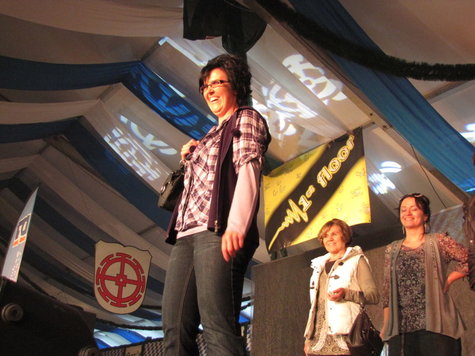 Modenschau bei der Wahl zur Volksfestk&ouml;nigin 2010