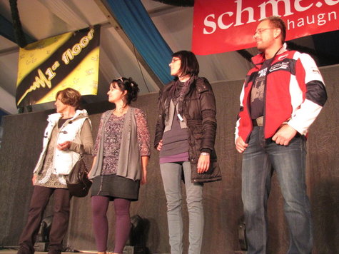 Modenschau bei der Wahl zur Volksfestk&ouml;nigin 2010