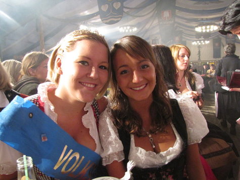 Modenschau bei der Wahl zur Volksfestk&ouml;nigin 2010