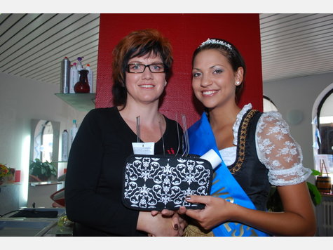 Volksfestkönigin Karla Soptirean im Haar Atelier Mühldorf Volksfestkönigin Karla Soptirean im Haar Atelier Mühldorf