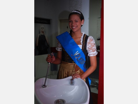 Volksfestkönigin Karla Soptirean im Haar Atelier Mühldorf Volksfestkönigin Karla Soptirean im Haar Atelier Mühldorf