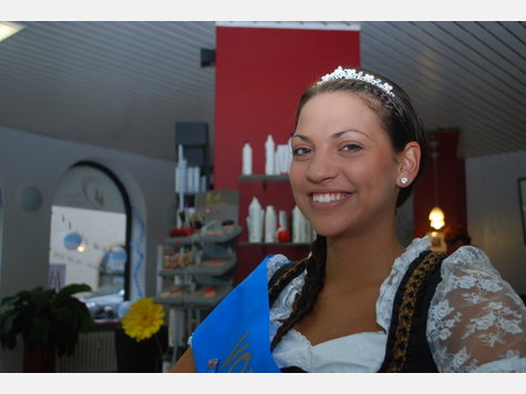 Volksfestkönigin Karla Soptirean im Haar Atelier Mühldorf Volksfestkönigin Karla Soptirean im Haar Atelier Mühldorf