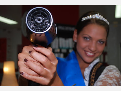 Volksfestkönigin Karla Soptirean im Haar Atelier Mühldorf Volksfestkönigin Karla Soptirean im Haar Atelier Mühldorf