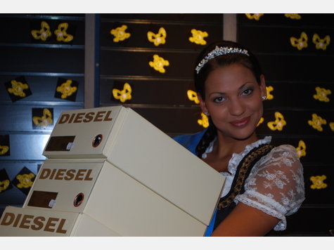 M&uuml;hldorfer Volksfestk&ouml;nigin Karla Soptirean im 1st floor des Modehaus Schmederer