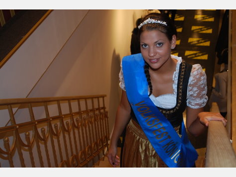 M&uuml;hldorfer Volksfestk&ouml;nigin Karla Soptirean im 1st floor des Modehaus Schmederer