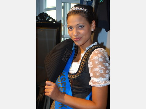 M&uuml;hldorfer Volksfestk&ouml;nigin Karla Soptirean im 1st floor des Modehaus Schmederer