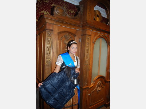 M&uuml;hldorfer Volksfestk&ouml;nigin Karla Soptirean im 1st floor des Modehaus Schmederer
