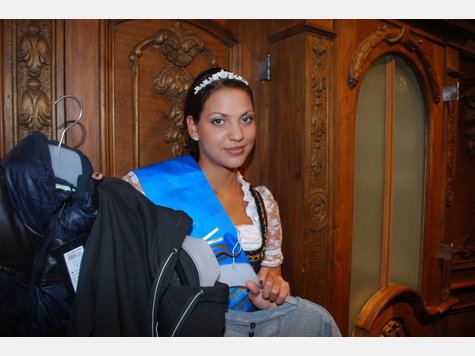 M&uuml;hldorfer Volksfestk&ouml;nigin Karla Soptirean im 1st floor des Modehaus Schmederer