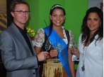 Mühldorfer Volksfestkönigin Karla Soptirean beim Reisebüro Schwarzfischer