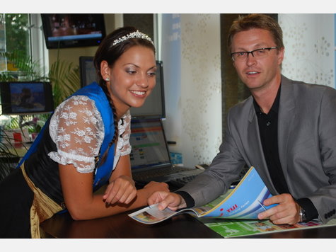 Mühldorfer Volksfestkönigin Karla Soptirean besucht Reisebüro Schwarzfischer Mühldorfer Volksfestkönigin Karla Soptirean besucht Reisebüro Schwarzfischer