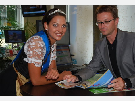 Mühldorfer Volksfestkönigin Karla Soptirean besucht Reisebüro Schwarzfischer Mühldorfer Volksfestkönigin Karla Soptirean besucht Reisebüro Schwarzfischer