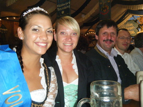 Abendliche Tour der M&uuml;hldorfer Volksfestk&ouml;nigin 2010 durch das Wei&szlig;bierzelt