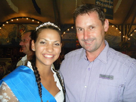 Abendliche Tour der M&uuml;hldorfer Volksfestk&ouml;nigin 2010 durch das Wei&szlig;bierzelt