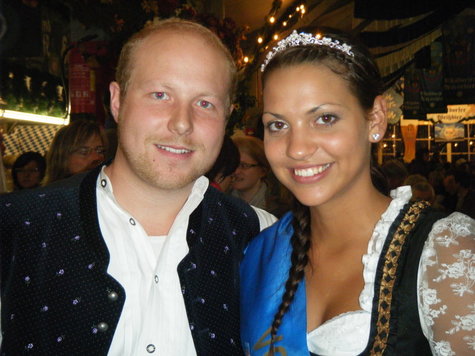 Abendliche Tour der M&uuml;hldorfer Volksfestk&ouml;nigin 2010 durch das Wei&szlig;bierzelt