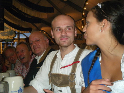 Abendliche Tour der M&uuml;hldorfer Volksfestk&ouml;nigin 2010 durch das Wei&szlig;bierzelt