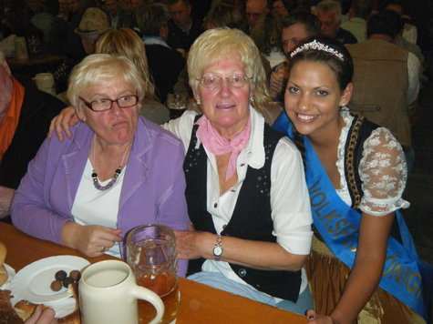 Abendliche Tour der M&uuml;hldorfer Volksfestk&ouml;nigin 2010 durch das Wei&szlig;bierzelt