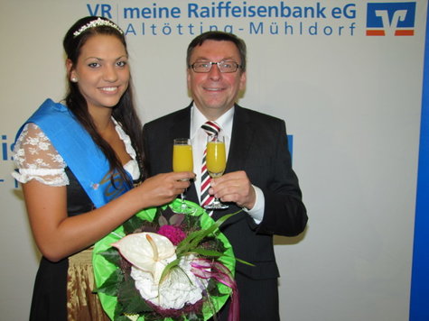 M&uuml;hldorfer Volksfestk&ouml;nigin Karla erkundet VR Meine Raiffeisenbank in Alt&ouml;tting