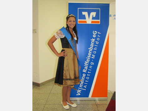 M&uuml;hldorfer Volksfestk&ouml;nigin Karla erkundet VR Meine Raiffeisenbank in Alt&ouml;tting