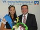 M&uuml;hldorfer Volksfestk&ouml;nigin Karla erkundet VR Meine Raiffeisenbank in Alt&ouml;tting