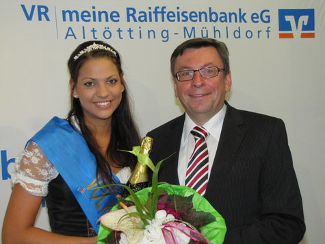 M&uuml;hldorfer Volksfestk&ouml;nigin Karla erkundet VR Meine Raiffeisenbank in Alt&ouml;tting