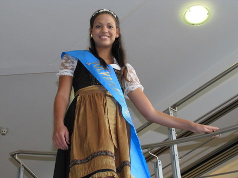 M&uuml;hldorfer Volksfestk&ouml;nigin Karla erkundet VR Meine Raiffeisenbank in Alt&ouml;tting