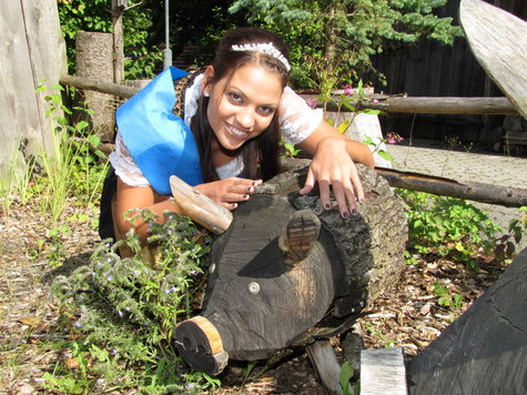 Das Trachtenmodegesch&auml;ft hat der M&uuml;hldorfer Volksfestk&ouml;nigin 2010 Au&szlig;en viel Natur zu bieten