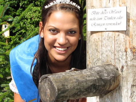 Das Trachtenmodegesch&auml;ft hat der M&uuml;hldorfer Volksfestk&ouml;nigin 2010 Au&szlig;en viel Natur zu bieten
