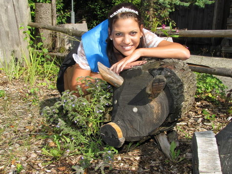 Das Trachtenmodegesch&auml;ft hat der M&uuml;hldorfer Volksfestk&ouml;nigin 2010 Au&szlig;en viel Natur zu bieten