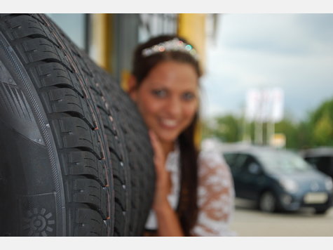 Volksfestk&ouml;nigin f&auml;hrt gut mit Autohaus Gerich M&uuml;hldorf