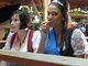 Volksfestk&ouml;nigin Karla springt bei der B&auml;ckerei L&ouml;w auf der Wiesn ein.