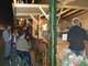 Volksfestk&ouml;nigin Karla springt bei der B&auml;ckerei L&ouml;w auf der Wiesn ein.