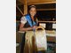 Volksfestk&ouml;nigin Karla springt bei der B&auml;ckerei L&ouml;w auf der Wiesn ein.