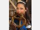Volksfestk&ouml;nigin Karla springt bei der B&auml;ckerei L&ouml;w auf der Wiesn ein.
