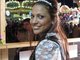 Volksfestk&ouml;nigin Karla springt bei der B&auml;ckerei L&ouml;w auf der Wiesn ein.