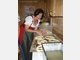 Volksfestk&ouml;nigin Karla springt bei der B&auml;ckerei L&ouml;w auf der Wiesn ein.