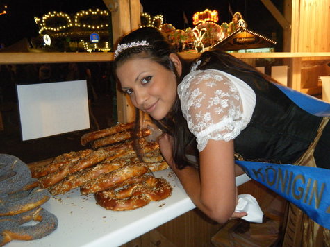 Volksfestkönigin Karla springt bei der Bäckerei Löw auf der Wiesn ein. Volksfestkönigin Karla springt bei der Bäckerei Löw auf der Wiesn ein.