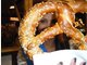 Volksfestk&ouml;nigin Karla springt bei der B&auml;ckerei L&ouml;w auf der Wiesn ein.