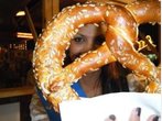 Mühldorfer Volksfestkönigin bei Bäckerei Löw