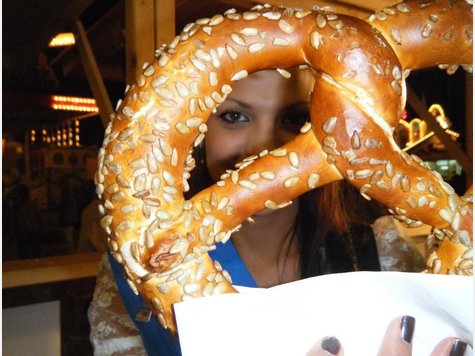 Volksfestkönigin Karla springt bei der Bäckerei Löw auf der Wiesn ein. Volksfestkönigin Karla springt bei der Bäckerei Löw auf der Wiesn ein.