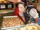Volksfestk&ouml;nigin Karla springt bei der B&auml;ckerei L&ouml;w auf der Wiesn ein.