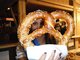 Volksfestk&ouml;nigin Karla springt bei der B&auml;ckerei L&ouml;w auf der Wiesn ein.