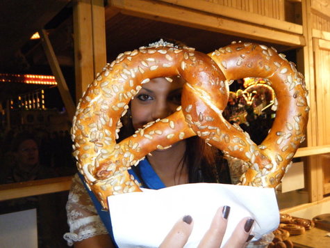 Volksfestkönigin Karla springt bei der Bäckerei Löw auf der Wiesn ein. Volksfestkönigin Karla springt bei der Bäckerei Löw auf der Wiesn ein.