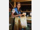 Volksfestk&ouml;nigin Karla springt bei der B&auml;ckerei L&ouml;w auf der Wiesn ein.
