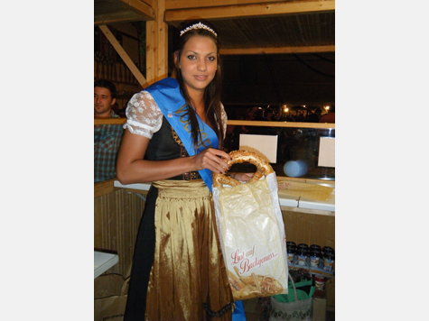 Volksfestkönigin Karla springt bei der Bäckerei Löw auf der Wiesn ein. Volksfestkönigin Karla springt bei der Bäckerei Löw auf der Wiesn ein.