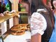 Volksfestk&ouml;nigin Karla springt bei der B&auml;ckerei L&ouml;w auf der Wiesn ein.