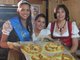 Volksfestk&ouml;nigin Karla springt bei der B&auml;ckerei L&ouml;w auf der Wiesn ein.