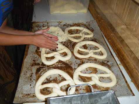 Volksfestkönigin Karla springt bei der Bäckerei Löw auf der Wiesn ein. Volksfestkönigin Karla springt bei der Bäckerei Löw auf der Wiesn ein.